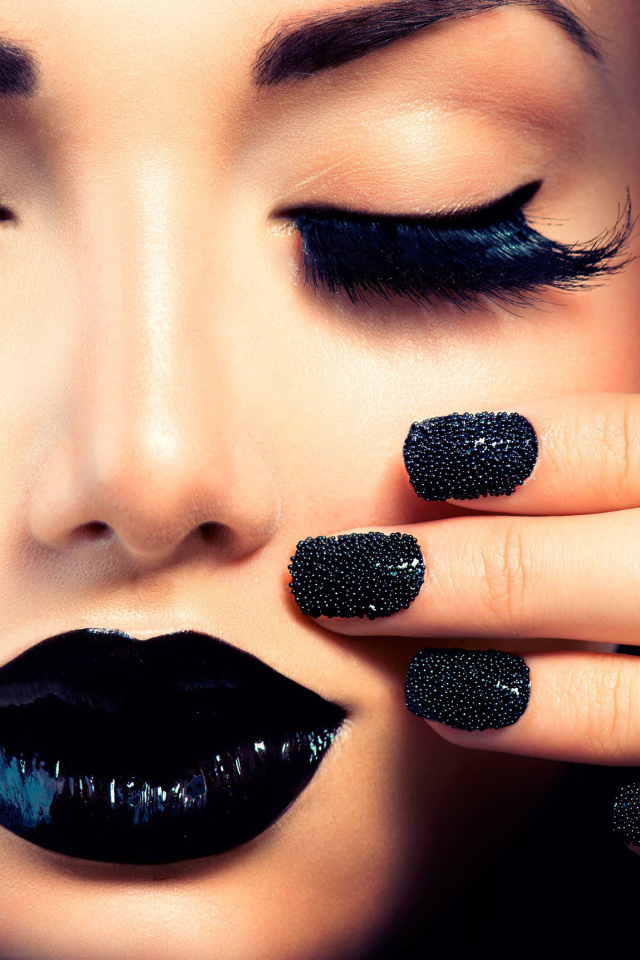 Девушка с красивым черным макияжем и черными ногтями