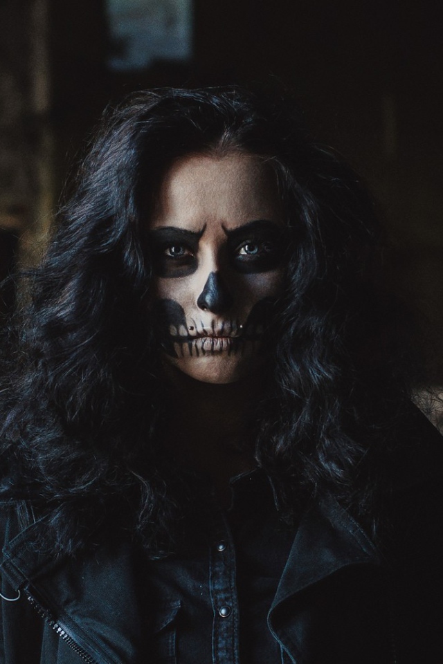 Девушка с черными волосами и разрисованным лицом 