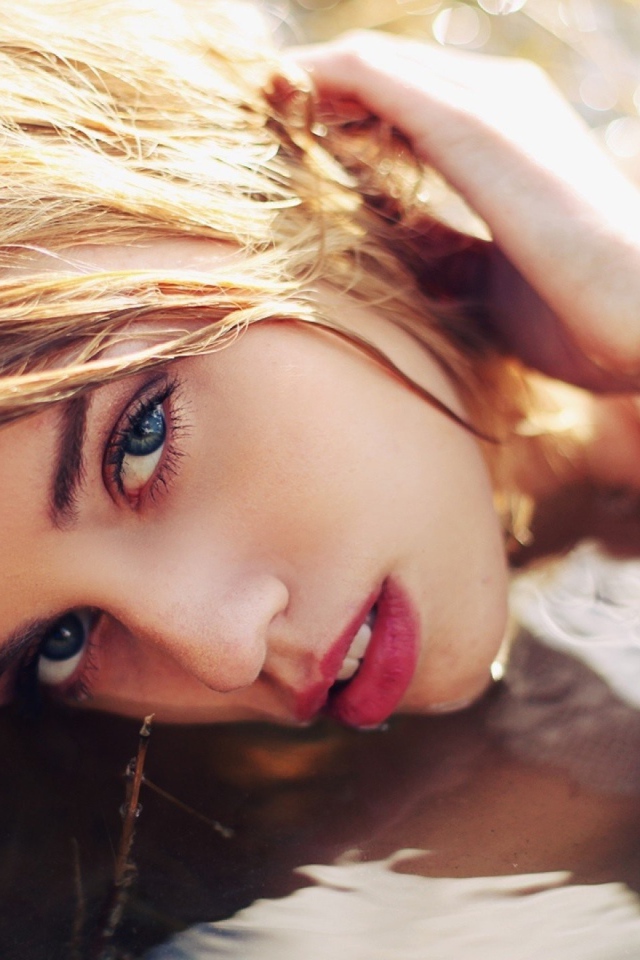 Девушка с голубыми глазами в воде 