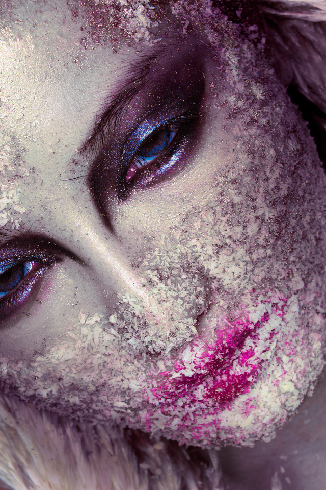 Девушка с ярким ледяным макияжем