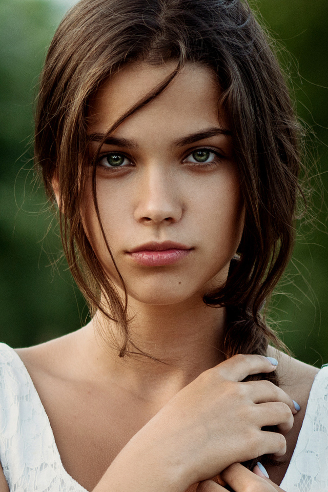 Зеленоглазая девушка с косой на голове