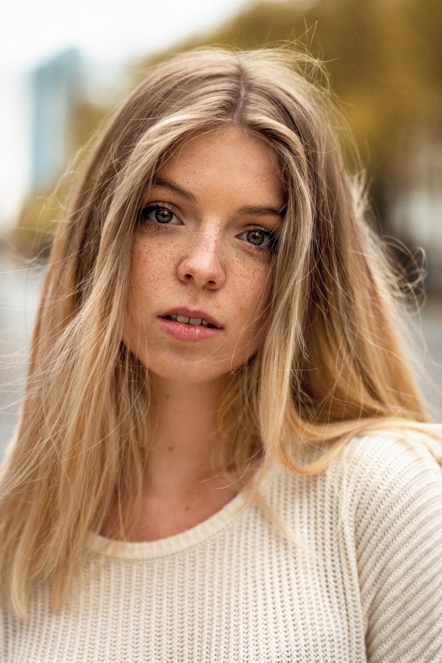 Милая девушка блондинка с веснушками 