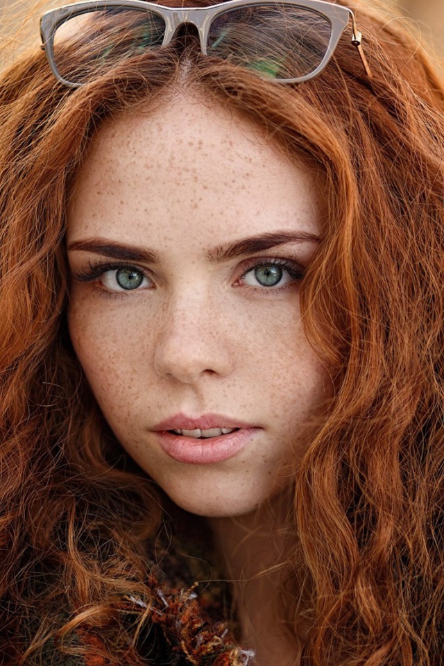 Рыжеволосая красивая девушка с зелеными глазами 