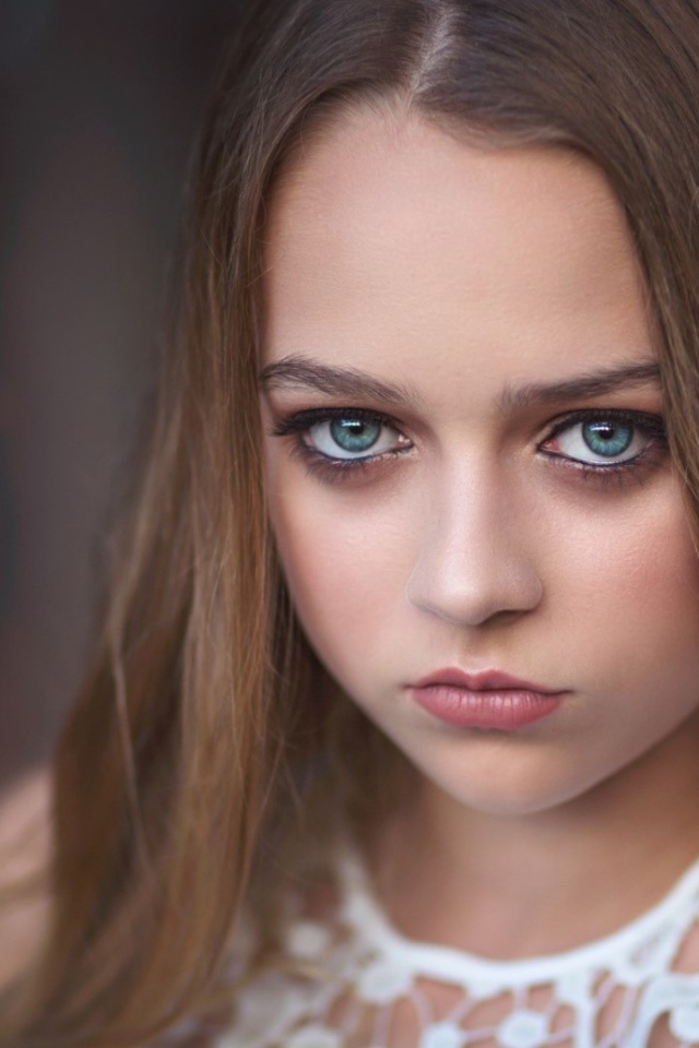 Грустная девушка с большими голубыми глазами 