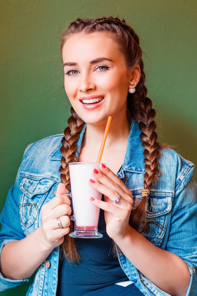 Улыбающаяся девушка с коктейлем в руках