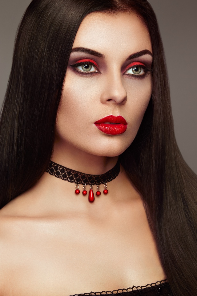 Эффектная брюнетка с ярким макияжем