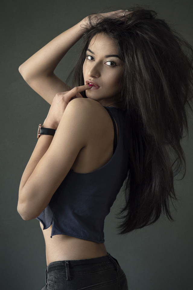 Эффектная девушка с длинными черными волосами