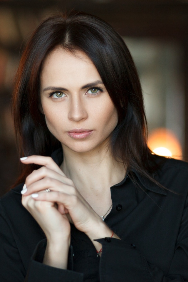 Стильная девушка брюнетка с длинными волосами 