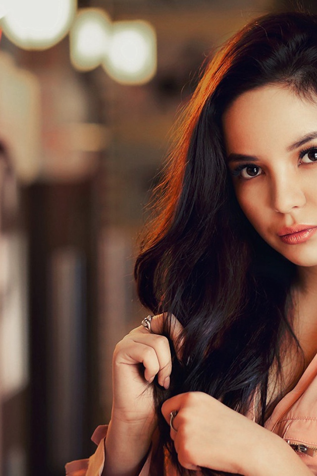 Девушка с темными распущенными волосами 