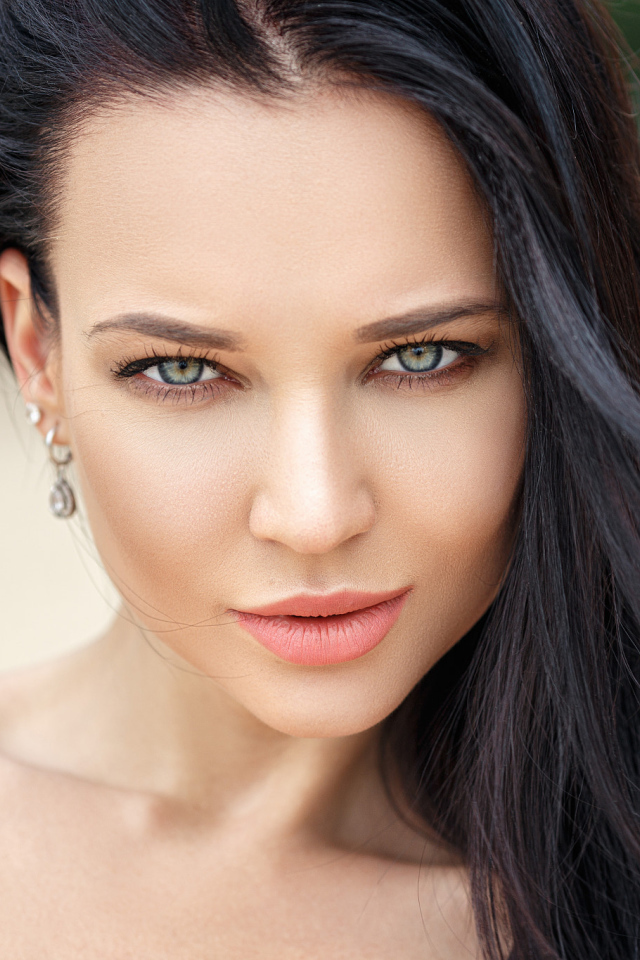 Взгляд красивой зеленоглазой брюнетки