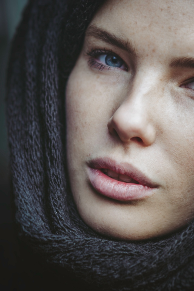 Взгляд настоящей голубоглазой девушки