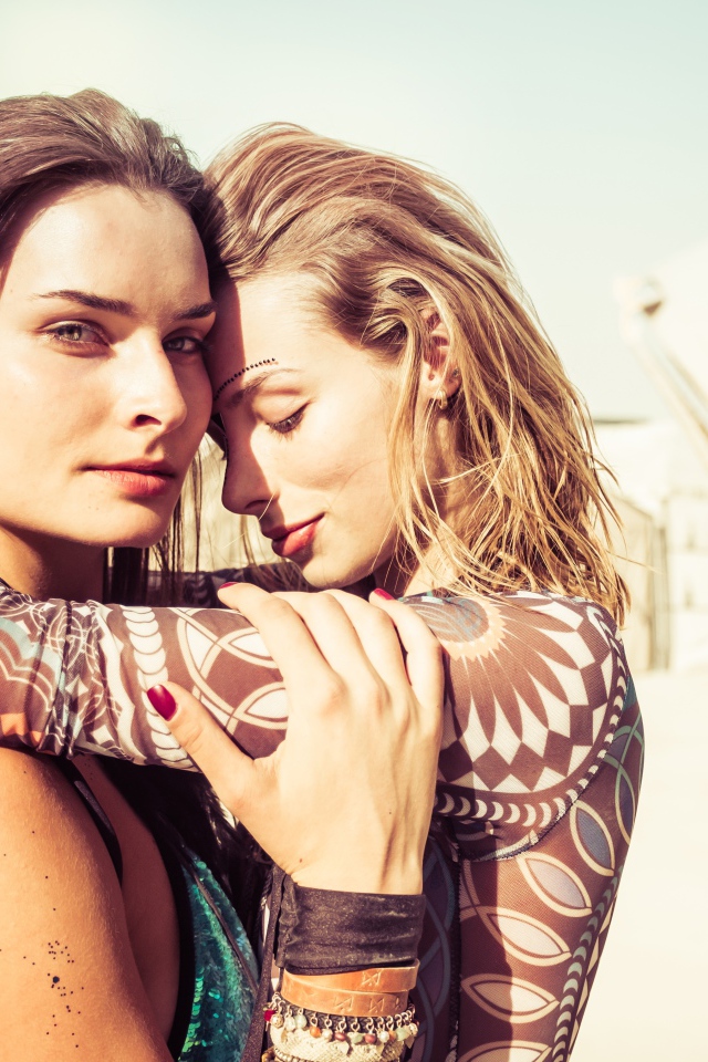 Две красивые молодые девушки