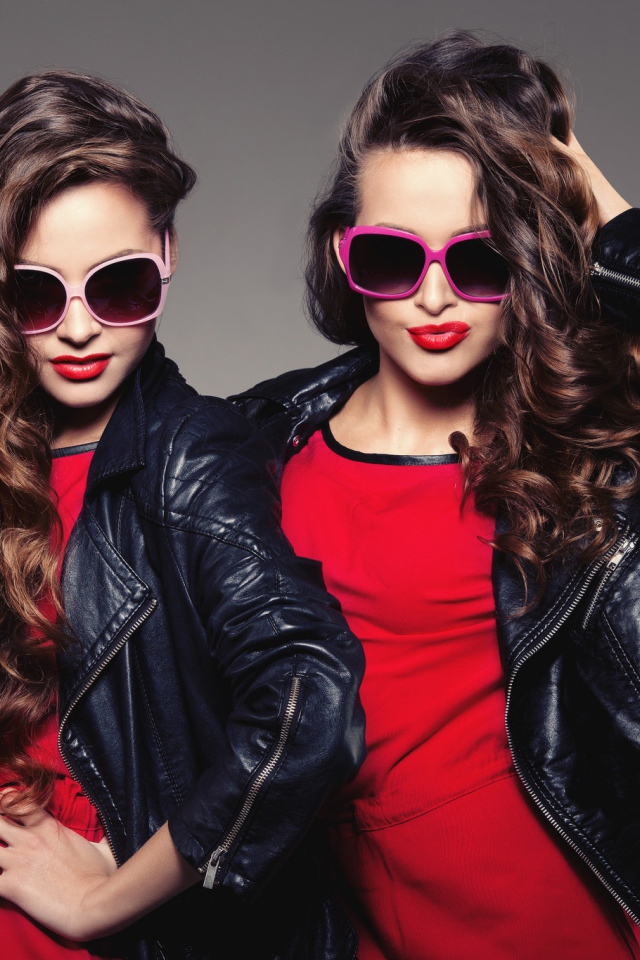 Две стильные брюнетки в кожаных куртках 