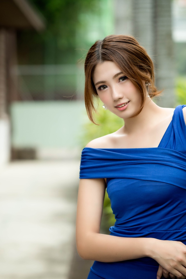 Молодая девушка азиатка в красивом голубом платье