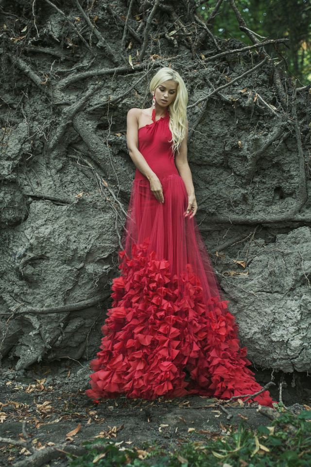 Молодая красивая девушка блондинка в красном платье