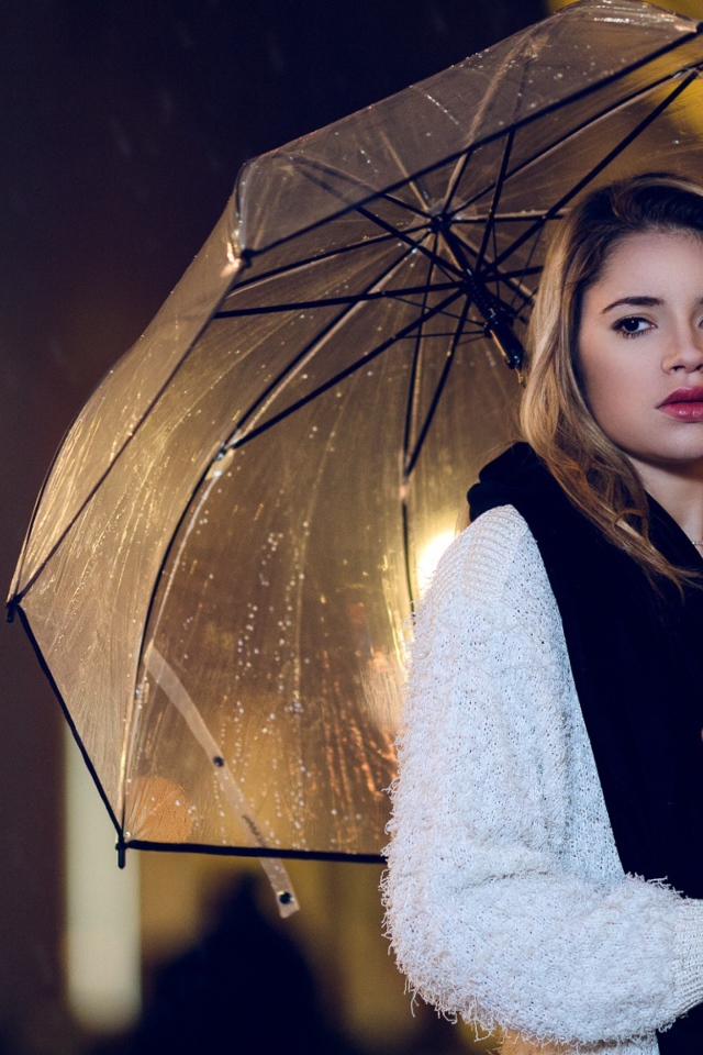 Молодая красивая девушка под зонтом 