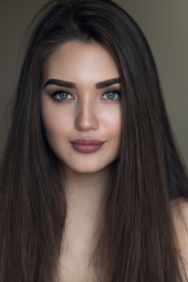 Молодая красивая девушка с длинными волосами