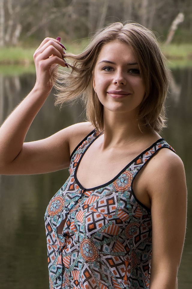 Молодая красивая настоящая девушка