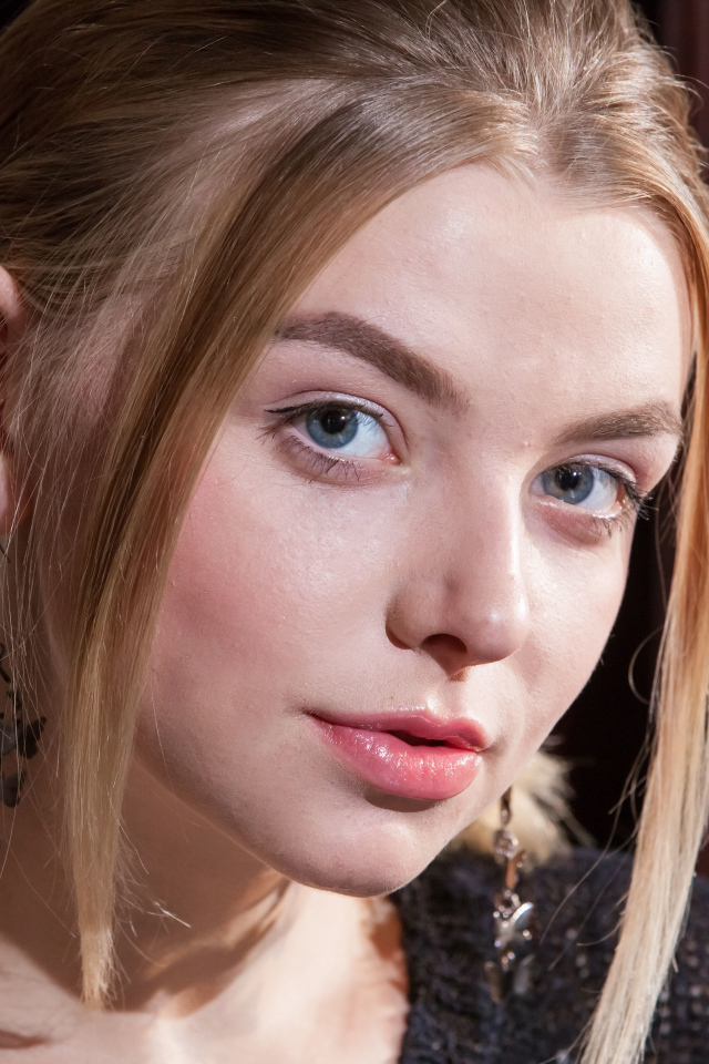 Молодая девушка блондинка с голубыми глазами