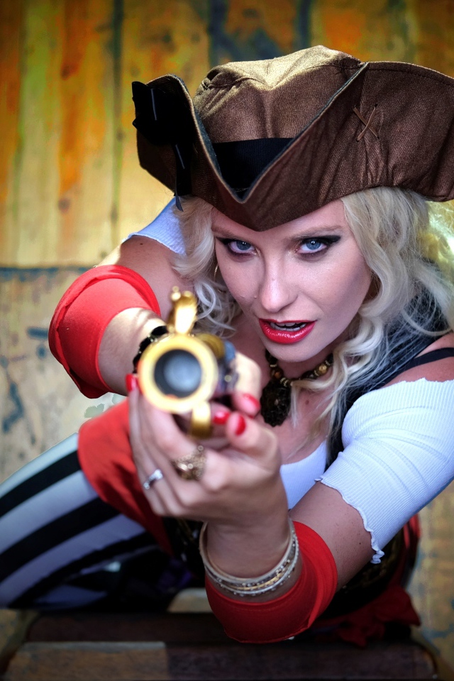 Молодая голубоглазая девушка в костюме пирата