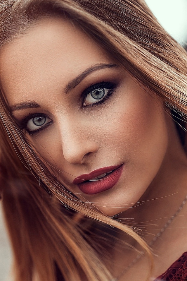 Молодая девушка с красивыми выразительными глазами 