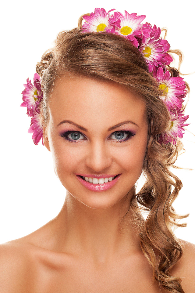 Молодая девушка с красивой прический и цветами хризантемы в волосах