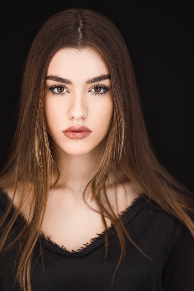 Молодая девушка с карими глазами 