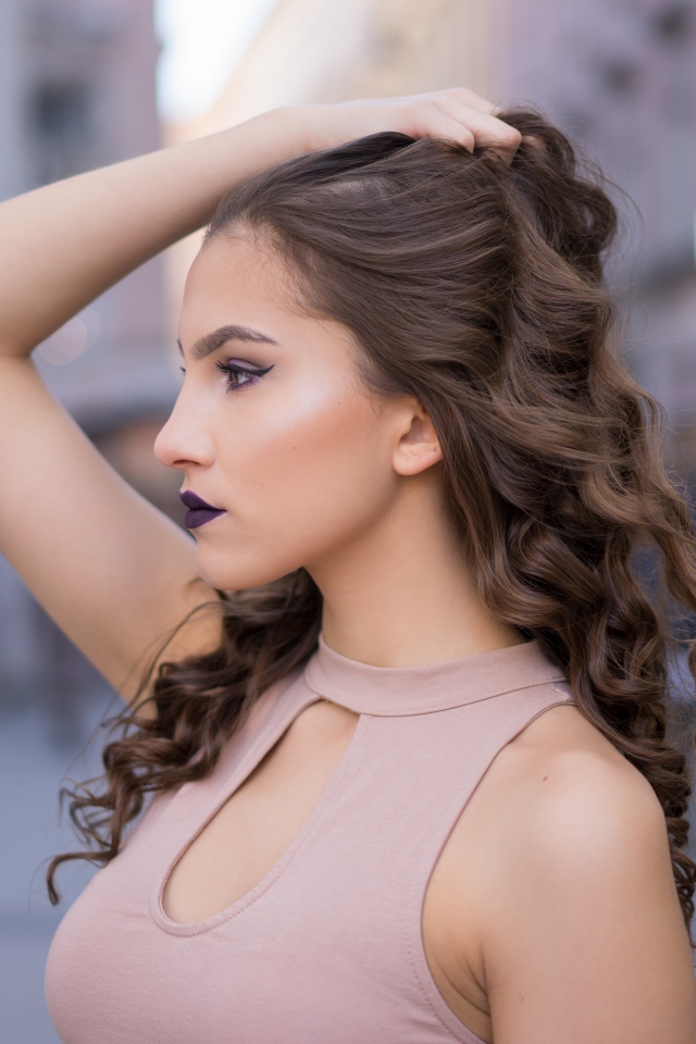 Молодая девушка шатенка с красивым макияжем