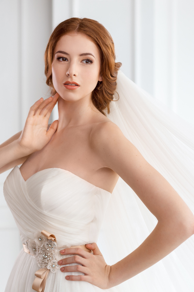 Молодая нежная девушка невеста в красивом свадебном платье