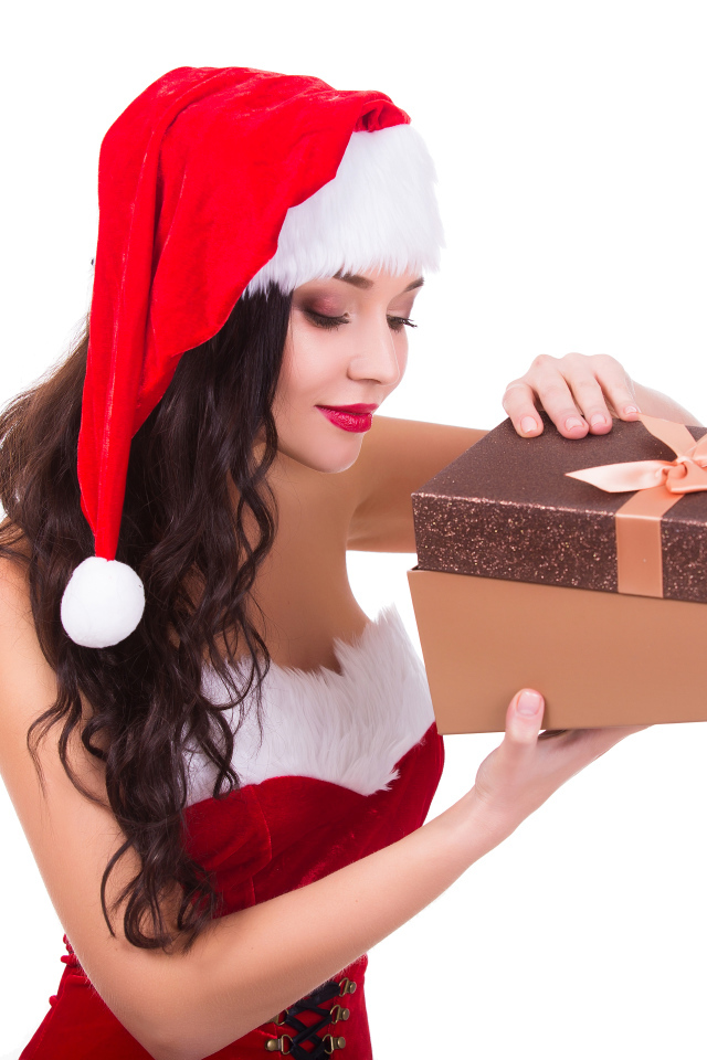 Красивая девушка в новогоднем костюме с подарком