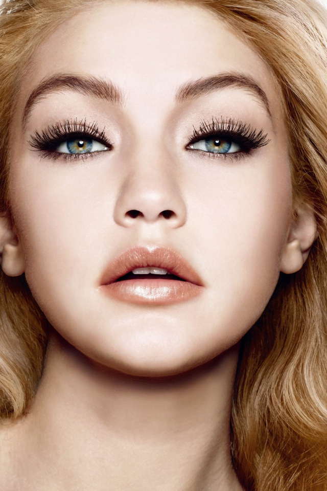 Красивая голубоглазая девушка модель Джиджи Хадид