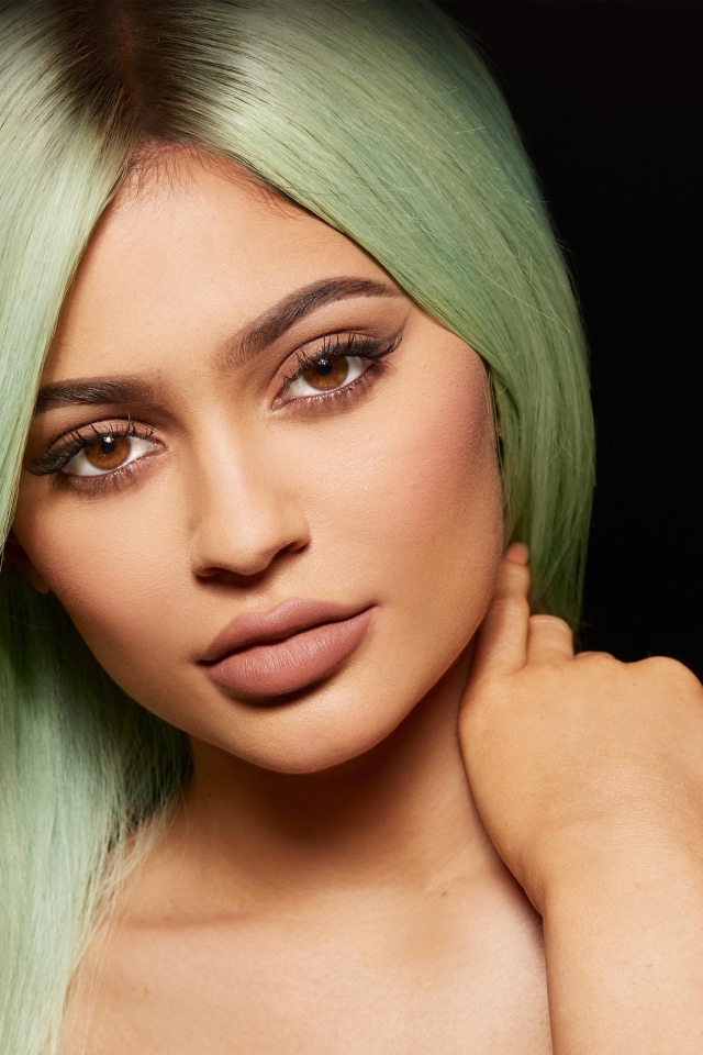 Красивая кареглазая модель Кайли Дженнер