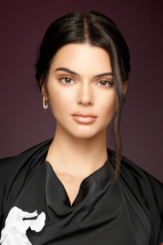 Красивая нежная девушка брюнетка, модель Кендалл Дженнер