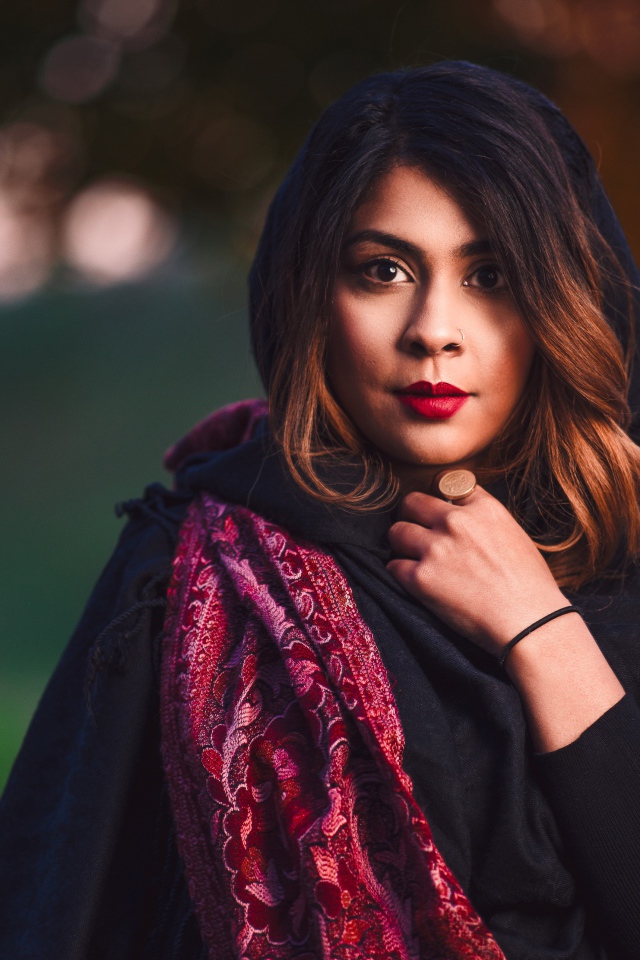 Красивая девушка модель в черном платке