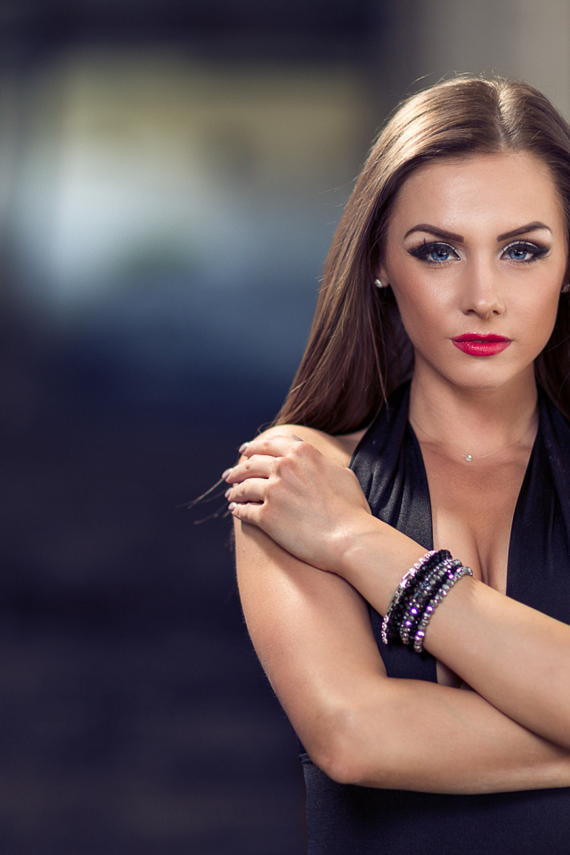 Голубоглазая девушка модель с красивым макияжем