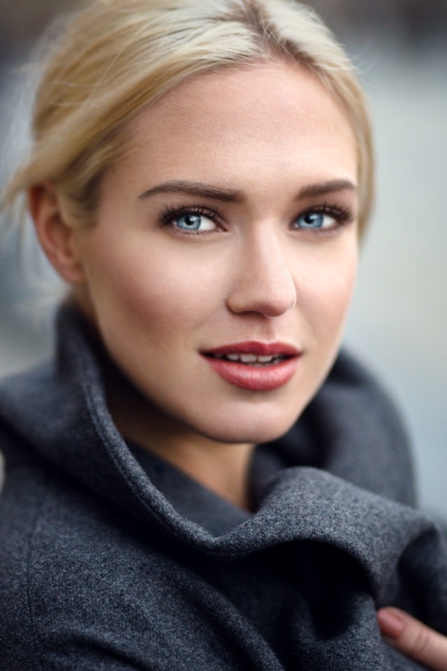 Девушка с голубыми глазами модель  Eva Mikulski 
