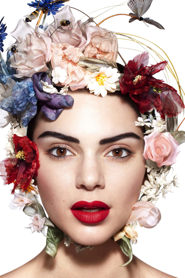 Девушка модель Кендалл Дженнер с цветами на голове