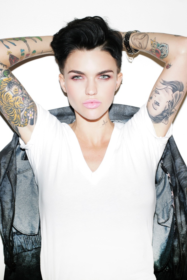 Девушка модель Руби Роуз с татуировками на руках