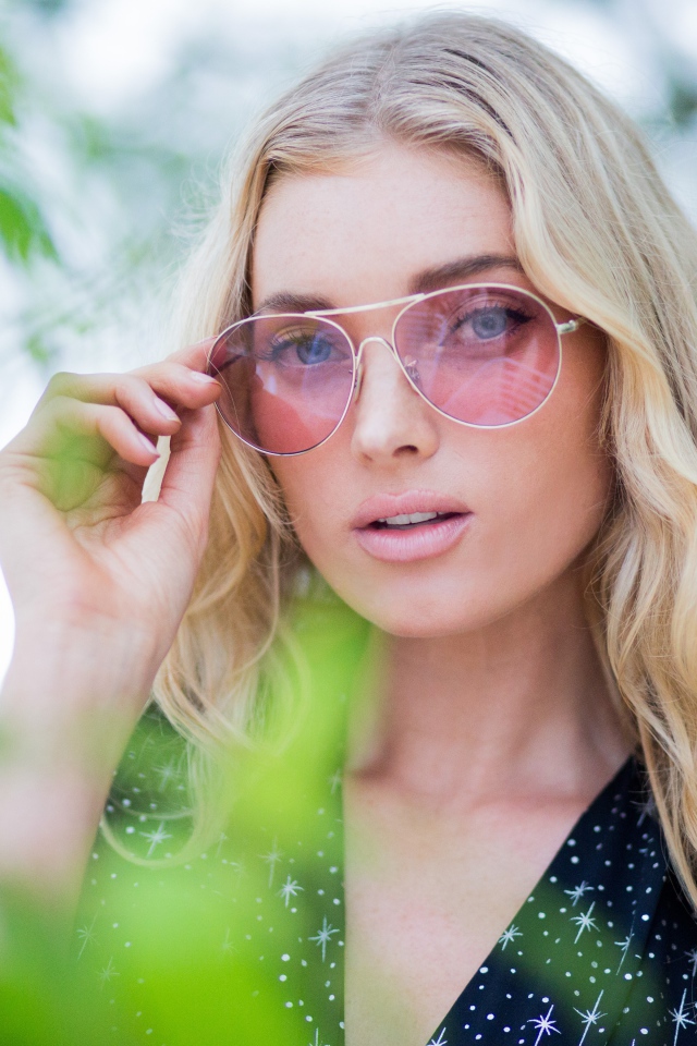 Стильная блондинка модель Эльза Хоск в солнечных очках