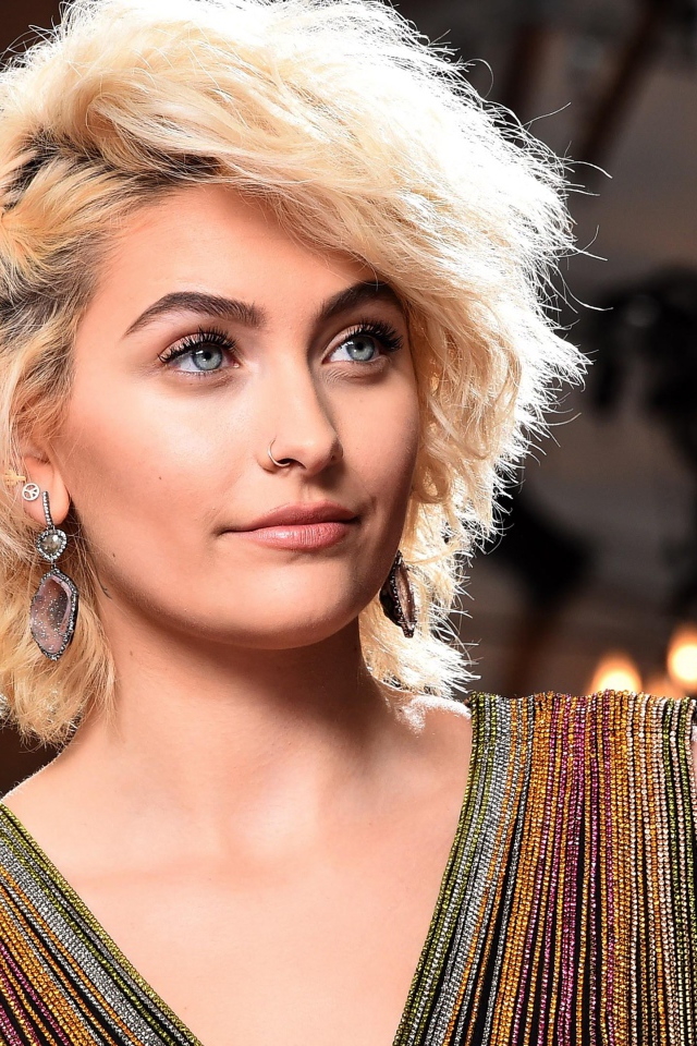 Молодая блондинка известная модель Пэрис Джексон