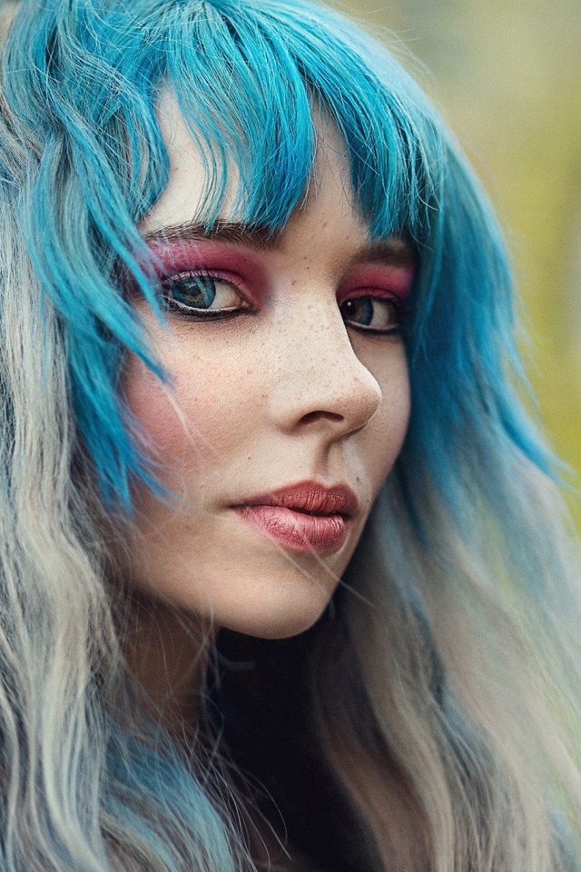 Молодая девушка модель с голубыми волосами