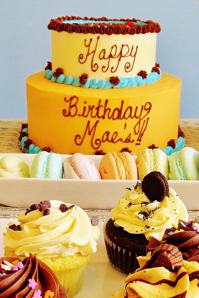 Большой красивый торт и капкейки ко Дню рождения