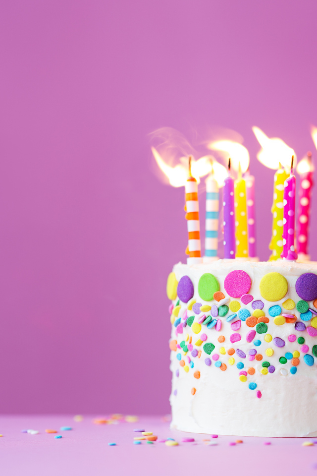 Торт на день рождения со свечами на сиреневом фоне