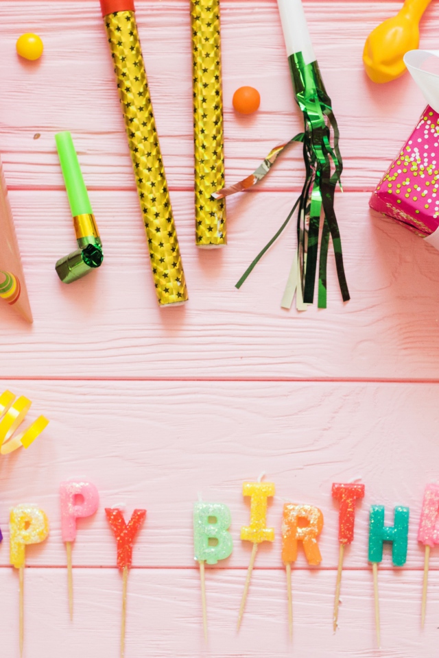 Украшения и праздничные свечи на день рождения