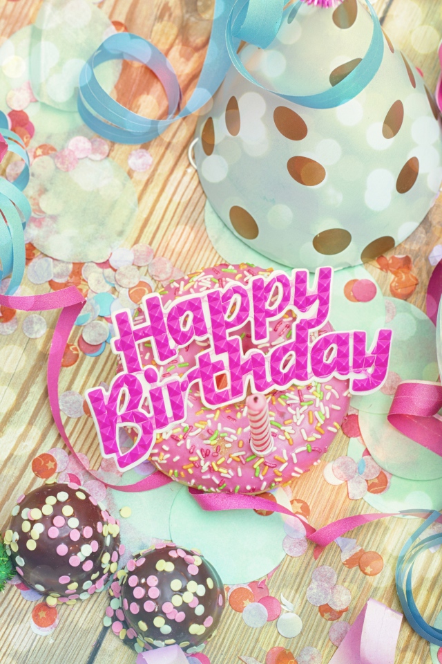 Праздничный кекс со свечкой на день рождения