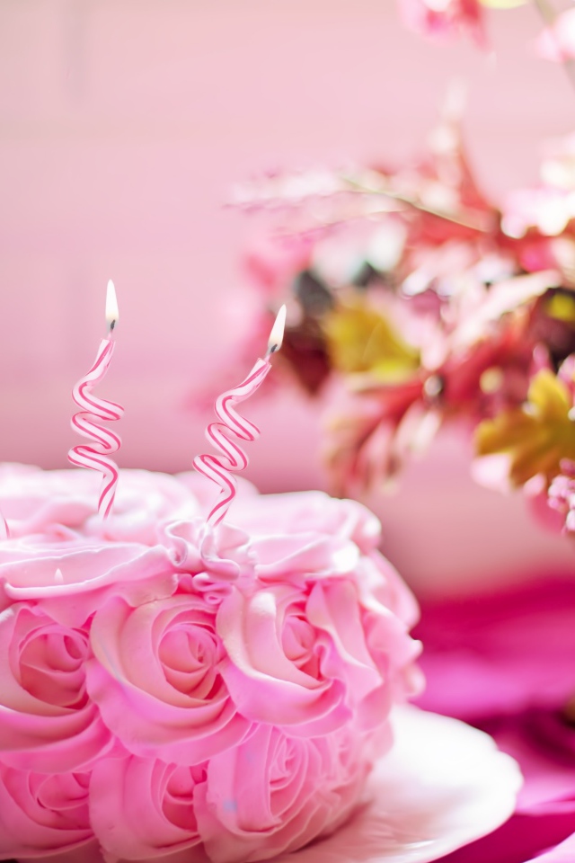 Розовый торт со свечами на День рождения