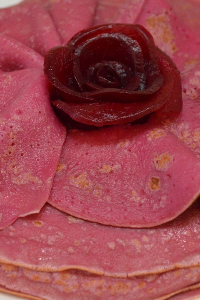 Красивые свекольные блины угощение на Масленицу 