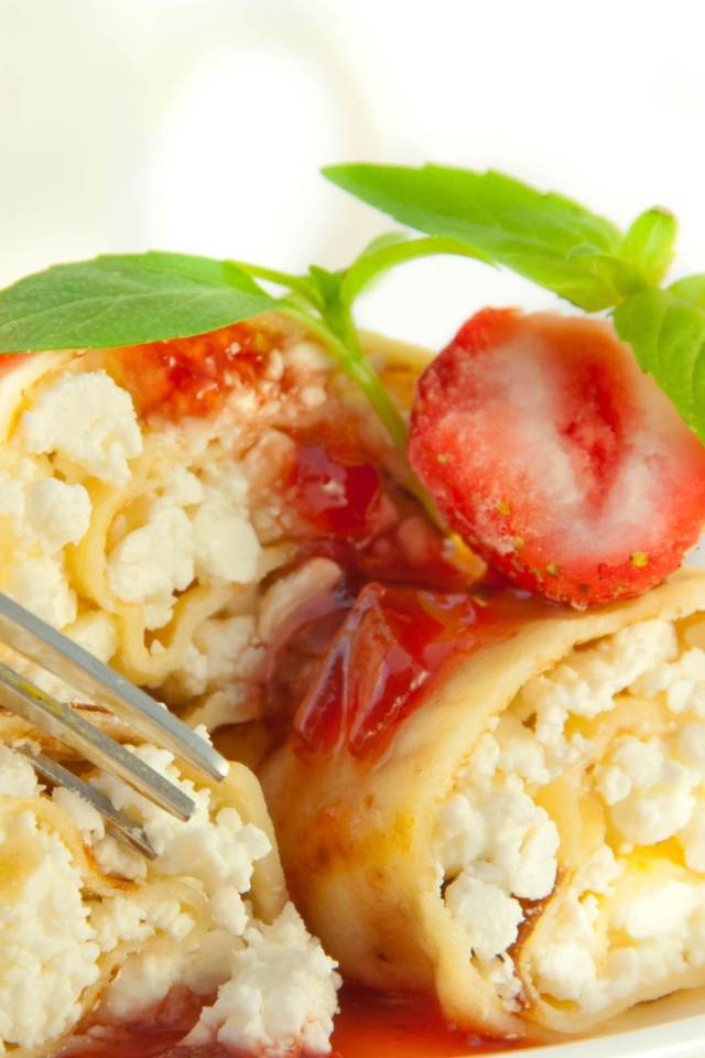 Ароматные блинчики с творогом и клубникой 