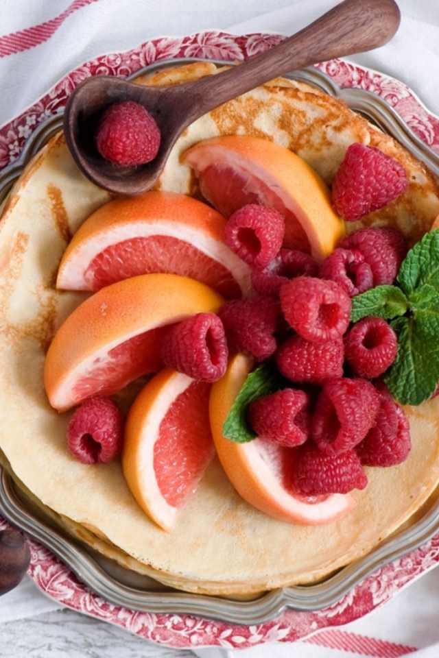 Блины с грейпфрутом и малиной на Масленицу 