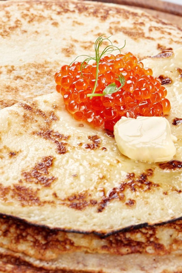 Румяные блины с красной икрой на Масленицу 2017 